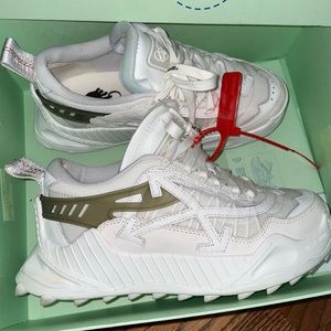 Only worn twice. Has the code to scan to check for authenticity.